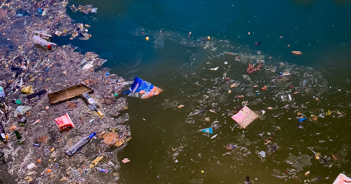 imagem ilustrativa de lixo em rio
